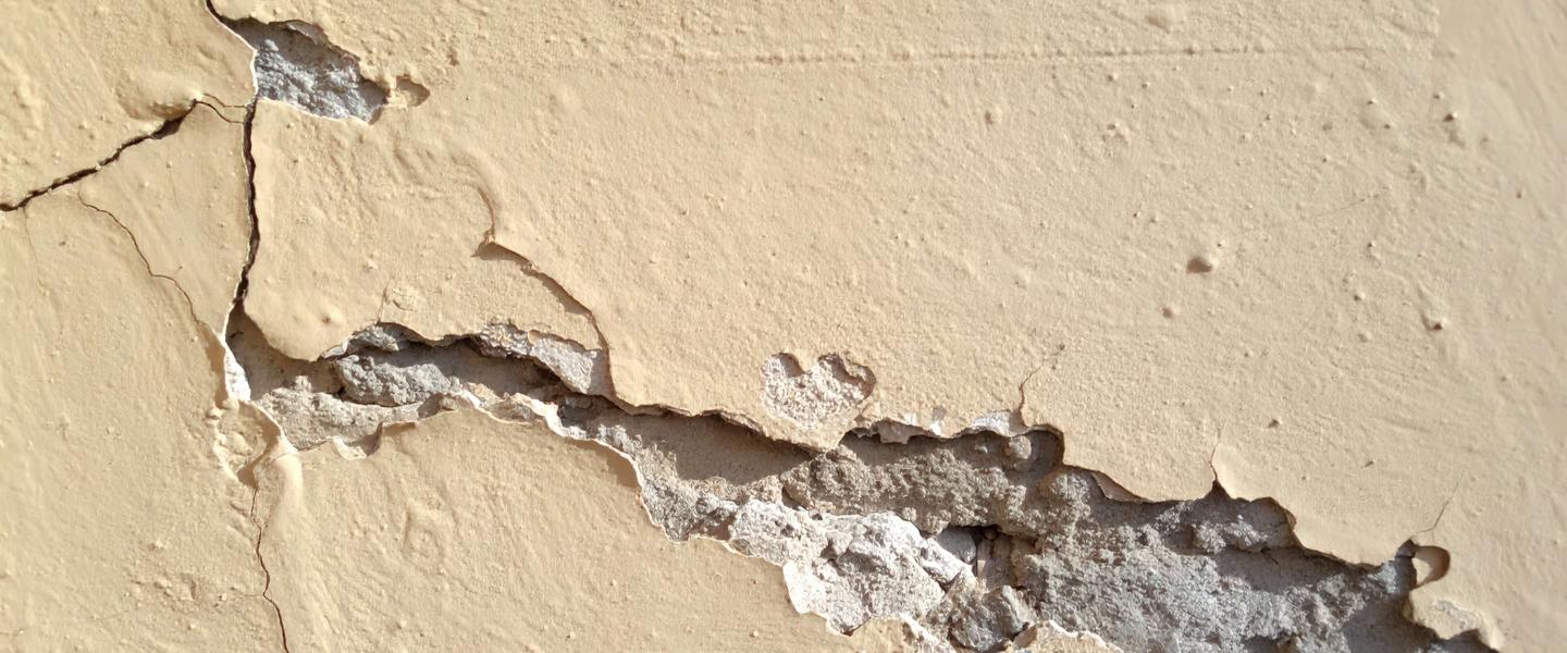 Workmanship Defects Cracked interior wall showing a construction workmanship defect